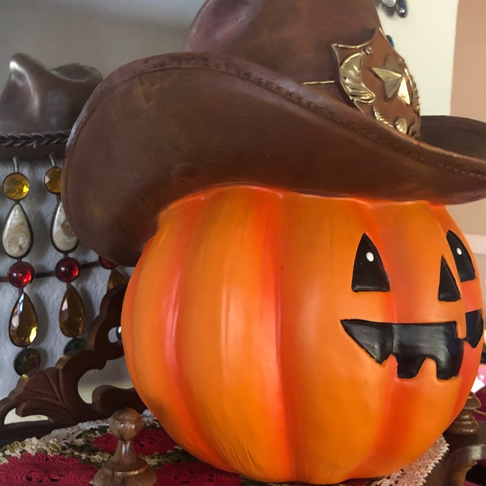 NWT Brown Cowboy Hat Orange Pumpkin Jack-O'-Lantern Décor Figurine - Picture 3 of 6